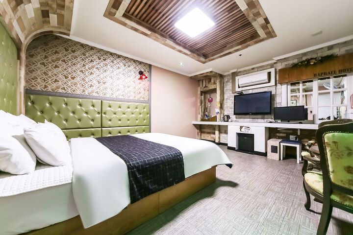 Room 44 of 80