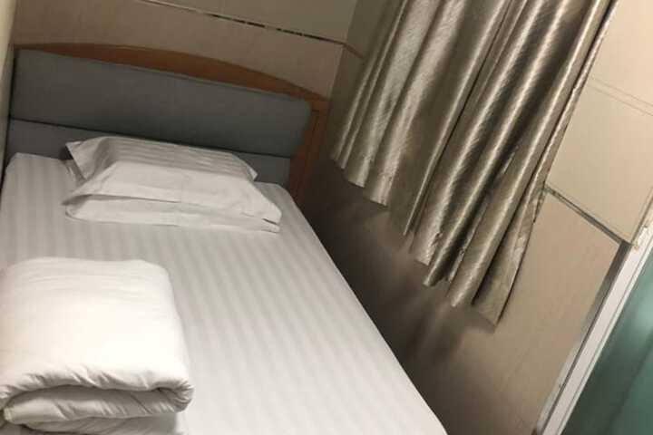 Room 27 of 40