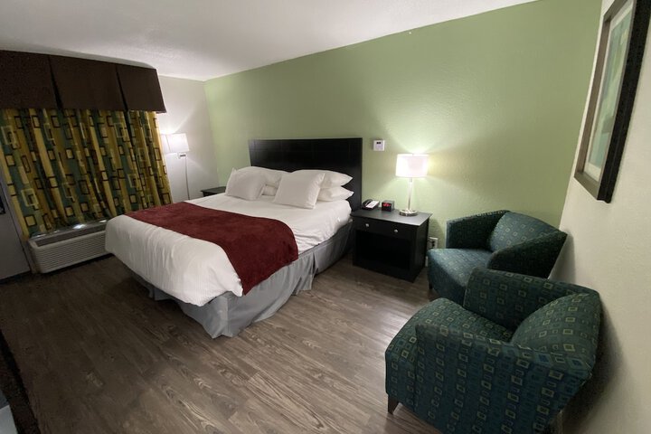 1 King Bed Work Desk Work Space Table and Chairs Microwave and Refrigerator, Coffee and Tea Maker Full Breakfast (20 of 40)