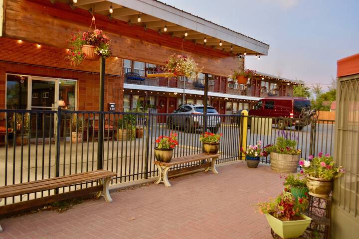 Hotel Exterior 27 of 38