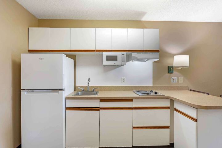 Modern Queen Bed Kitchen Accessible (11 of 11)