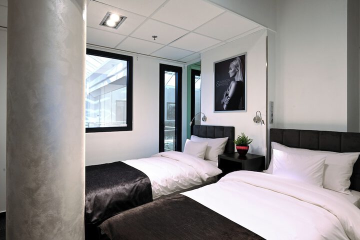 Room 10 of 33