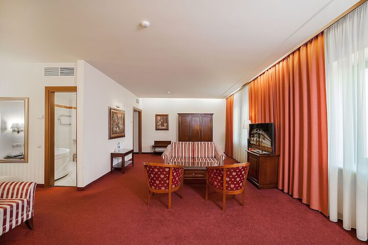 Room 4 of 63