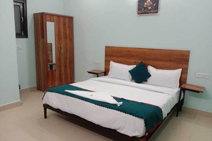 Room 12 of 25