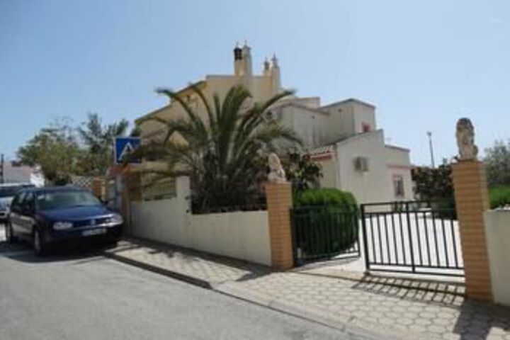 House with 3 Bedrooms in Parchal with Wonderful Sea View, Enclosed GA