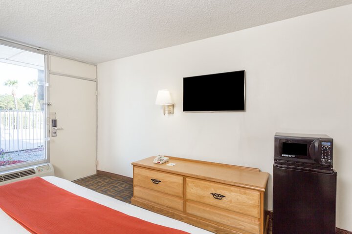 1 King Bed (2 of 5)