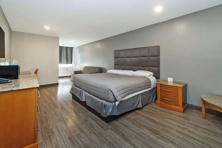 1 King Bed (4 of 14)