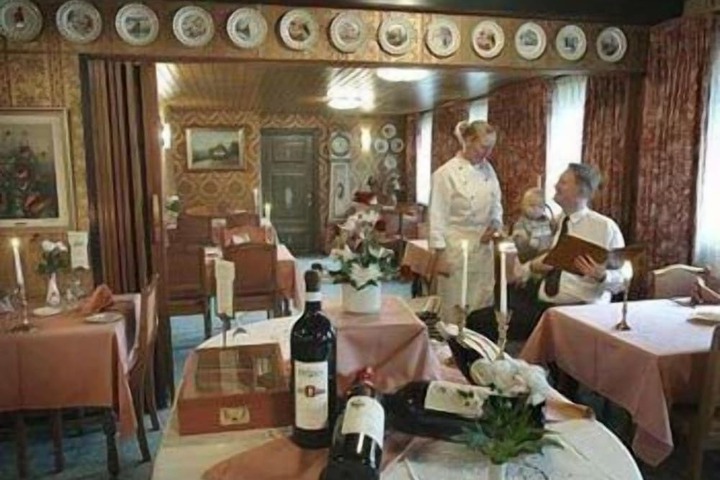 Dining 8 of 23