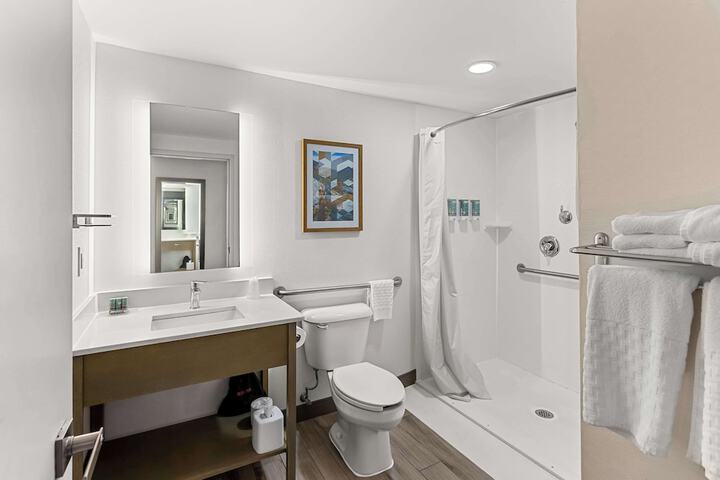 Accessible 2 Double Mobility Accessible Communication Assistance Roll in Shower Microwave and Refrigerator Full Breakfast (2 of 9)