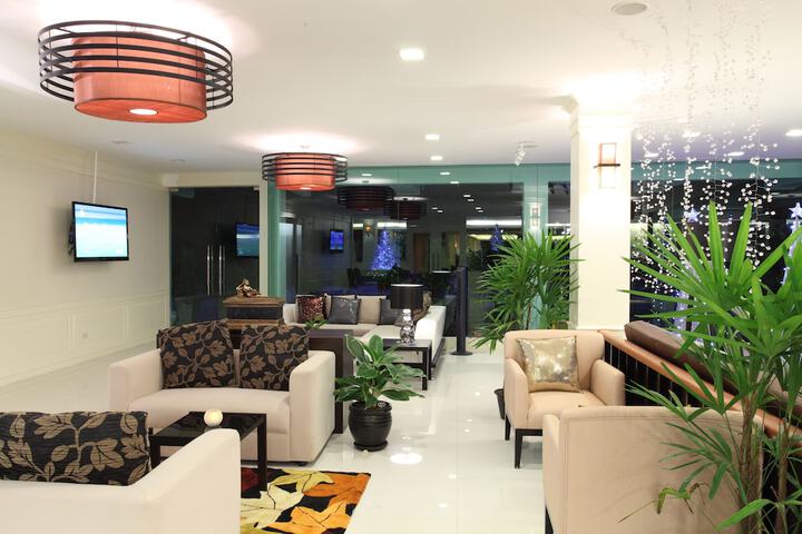 Lounge 50 of 68
