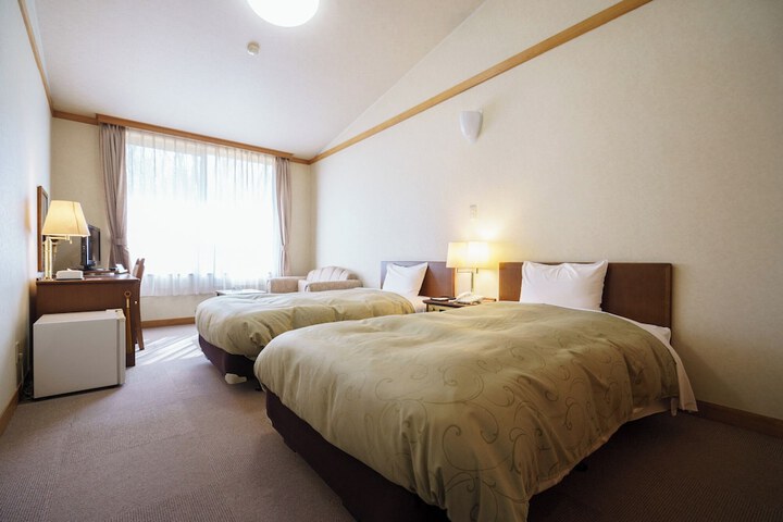 Room 5 of 8