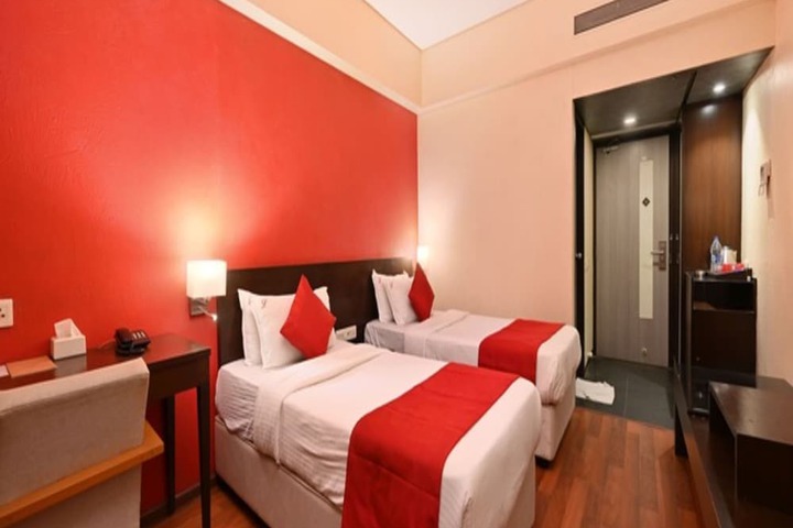 Room 7 of 32