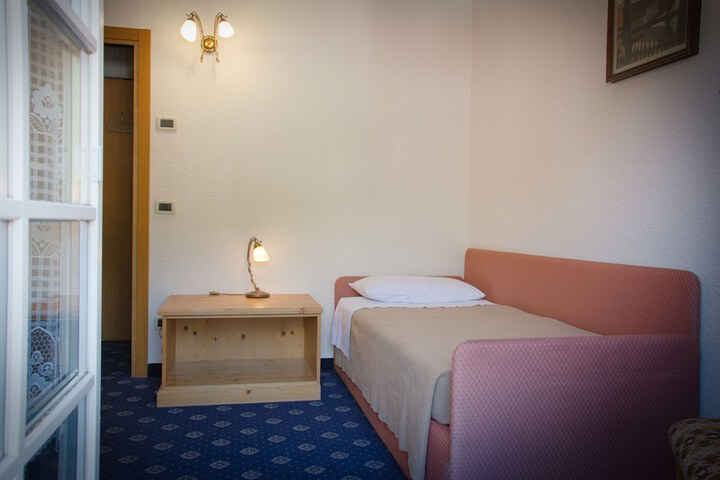 Room 17 of 40
