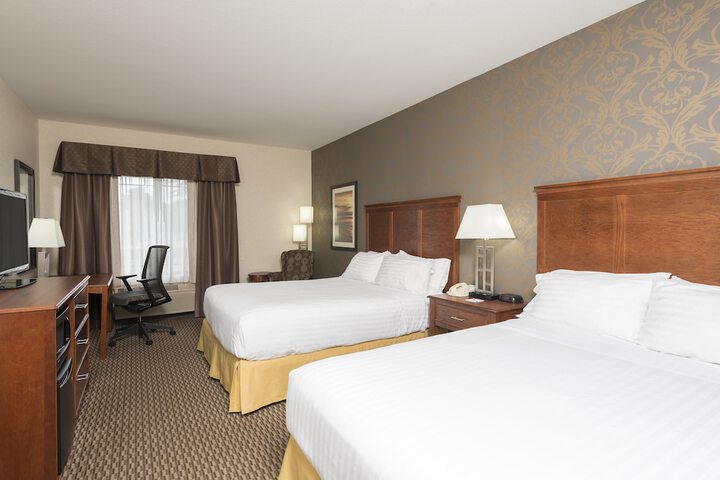2 Queen Beds (9 of 10)