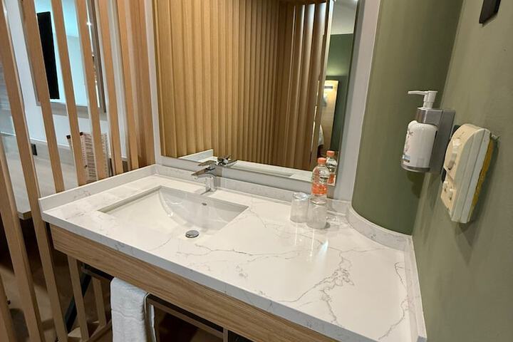 Room 10 of 18