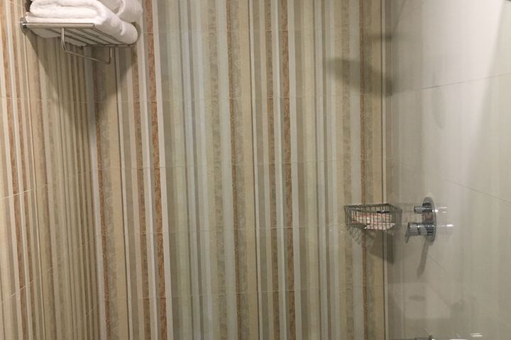 Room 33 of 40