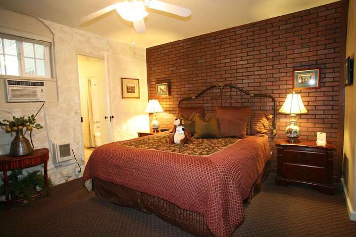 Deluxe Queen Bed (18 of 26)