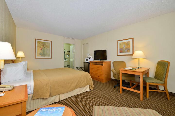 1 Queen Bed (3 of 20)
