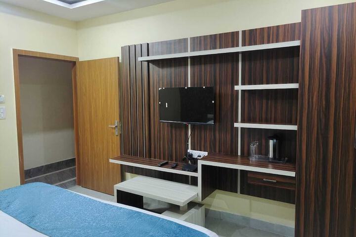 Room 5 of 15