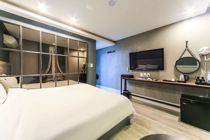 Room 13 of 40