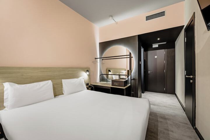 Room 4 of 107