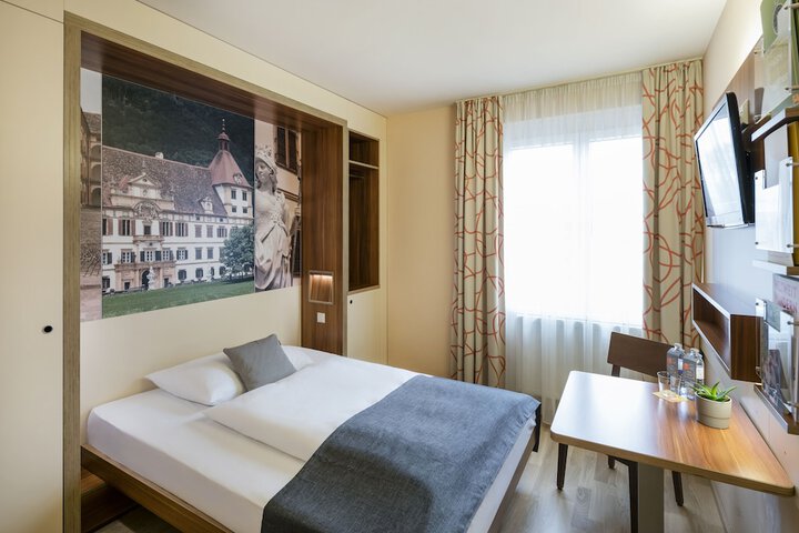 Room 19 of 48