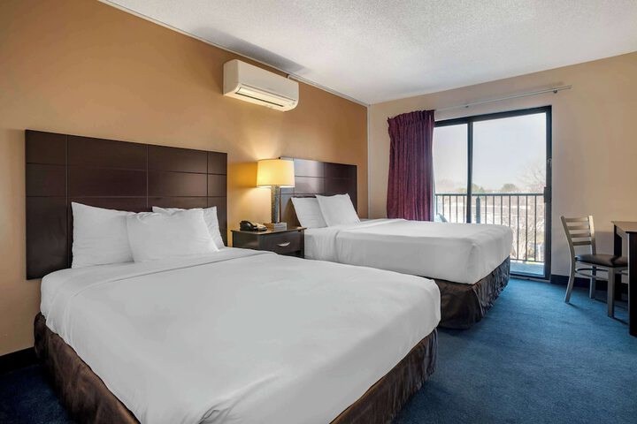 1 King Bed 1 Queen Bed (8 of 11)
