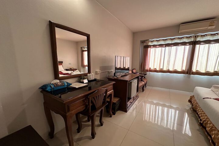 Room 32 of 60