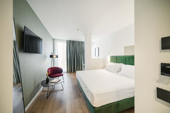 Room 18 of 28