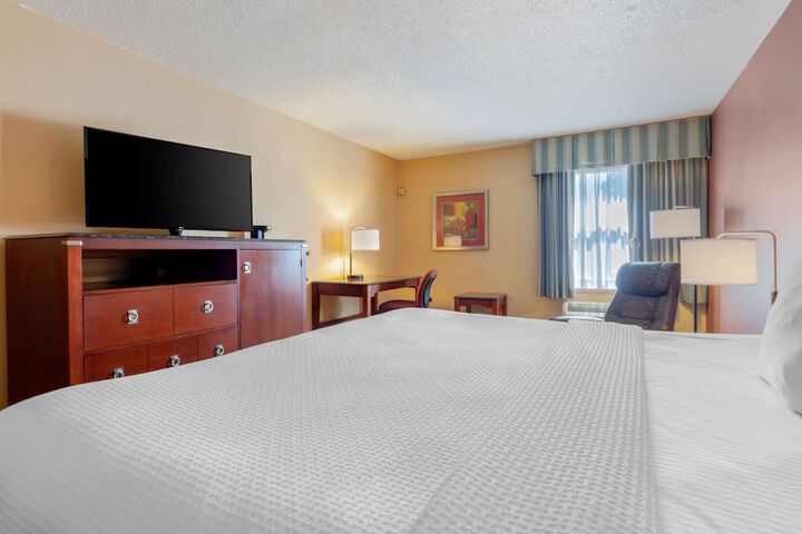 1 King Bed High Speed Internet Accessible Coffee Maker, Hairdryer Iron and Ironing Board (2 of 15)