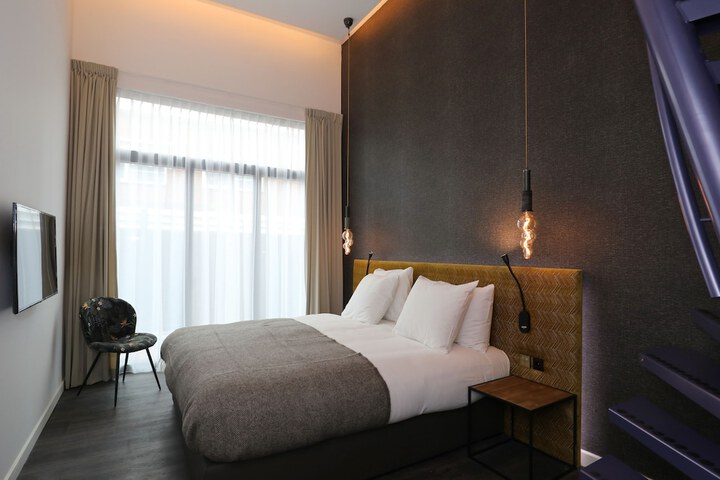 Room 5 of 77