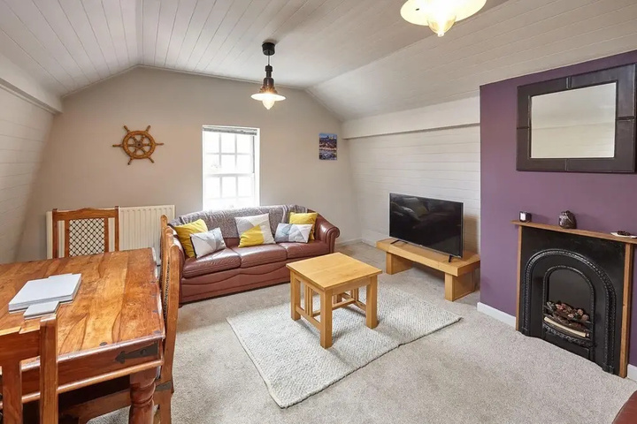 Room 5 of 12