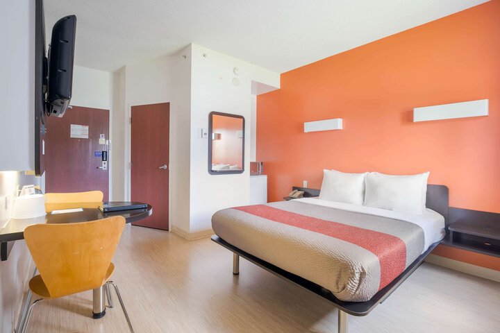 1 Queen Bed (8 of 48)