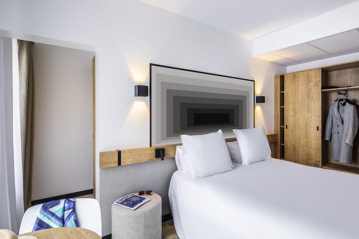 Room 7 of 32