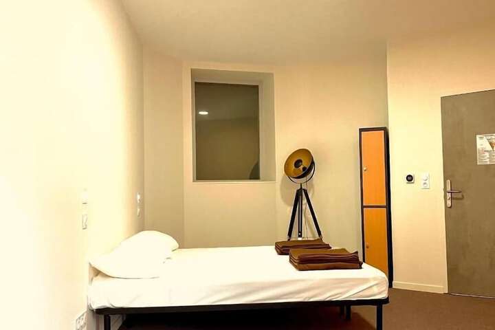 Room 8 of 39