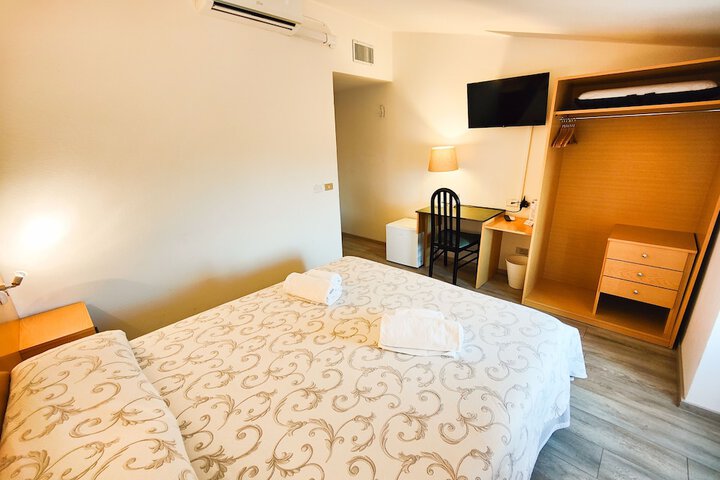 Room 8 of 40