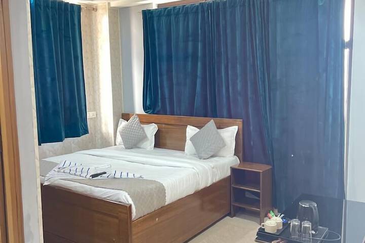 Room 6 of 8