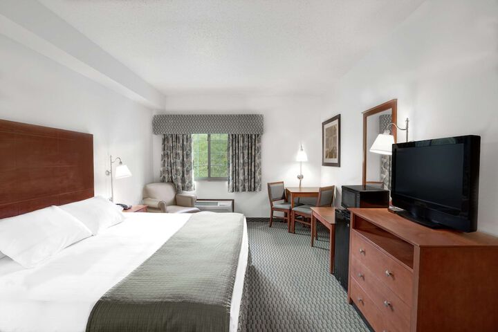 1 King Bed (6 of 10)