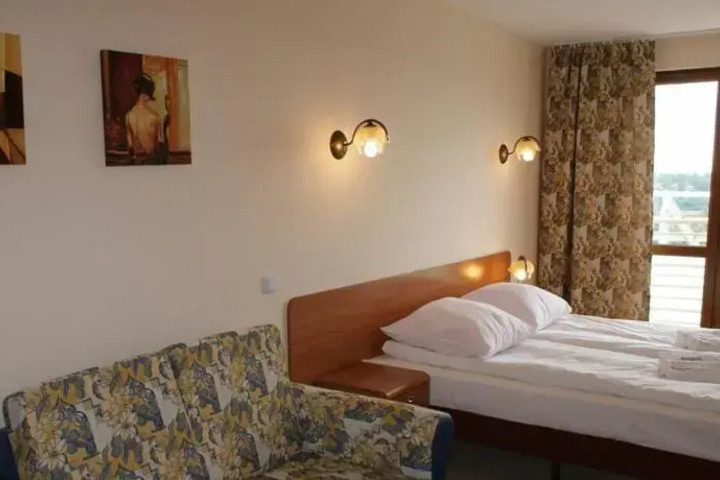 Room 4 of 10
