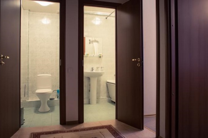 Room 5 of 8