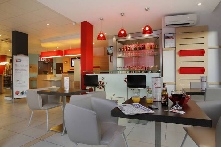 Lounge 43 of 60