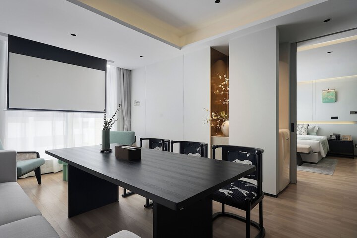 Room 5 of 96