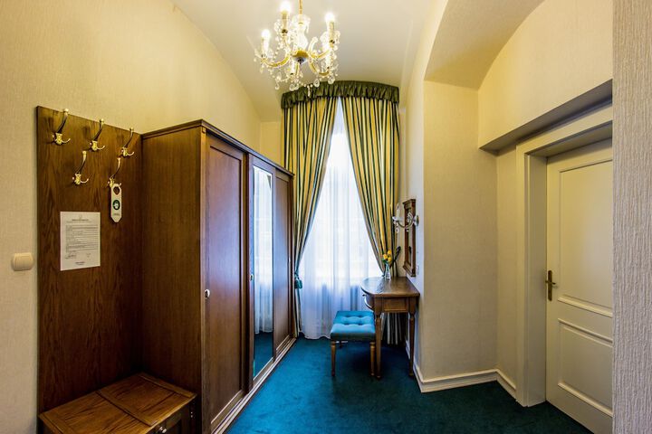 Room 9 of 90