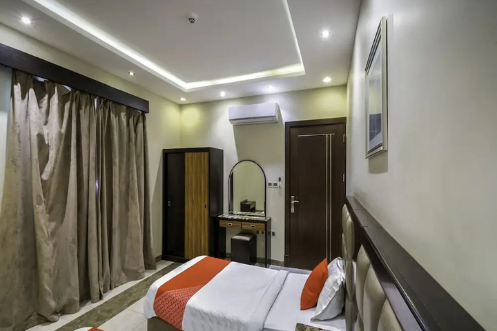 Room 5 of 16