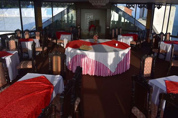 Dining 8 of 12