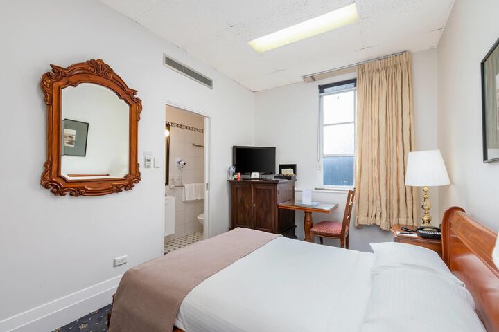 Room 32 of 79
