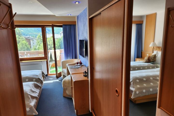 Room 26 of 77