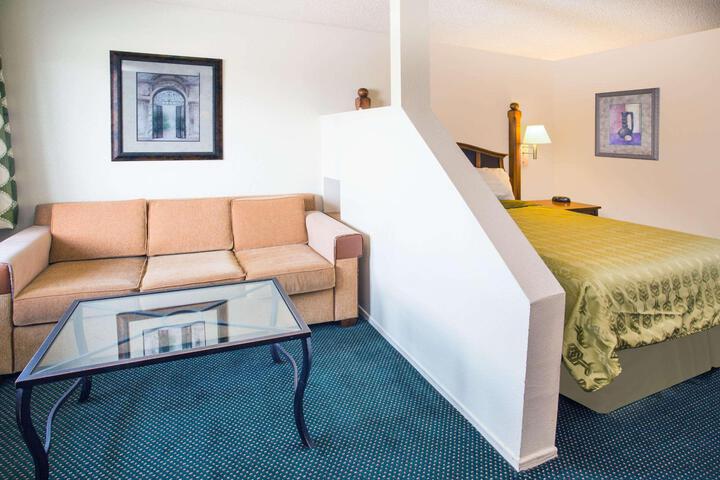 1 Queen Bed (5 of 13)
