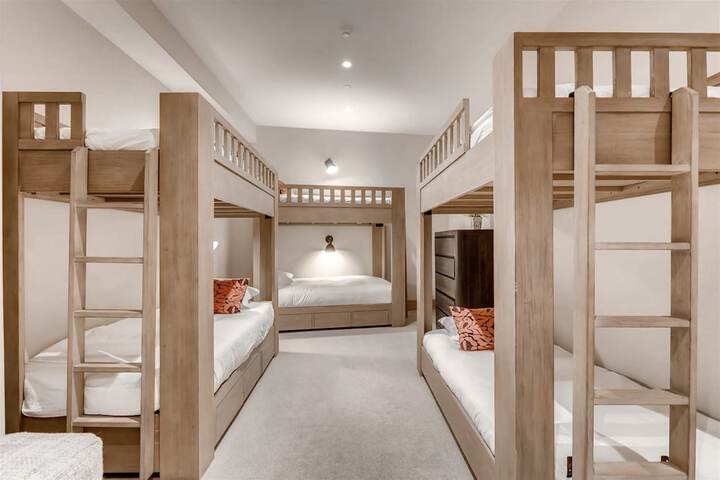 Room 6 of 27