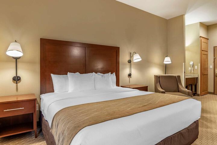 1 King Bed (8 of 18)